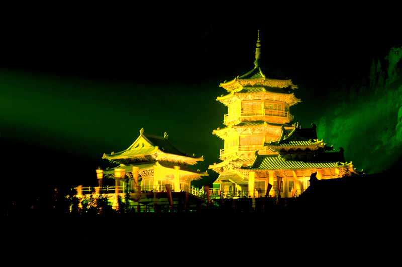 古寺逢春