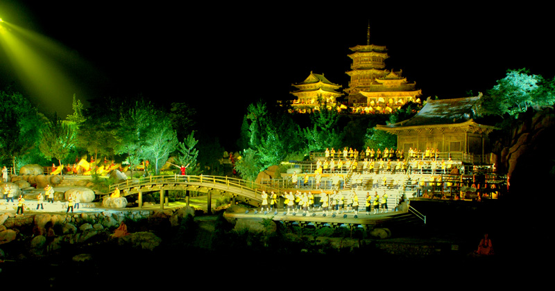 古寺逢春