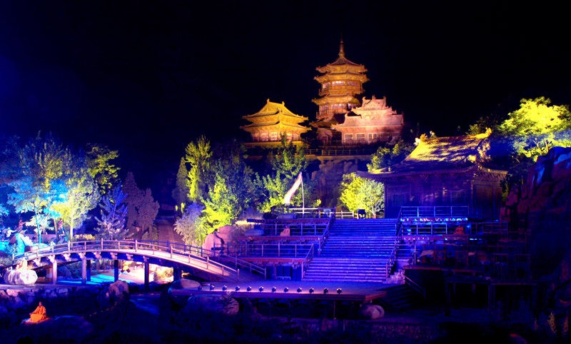 古寺逢春