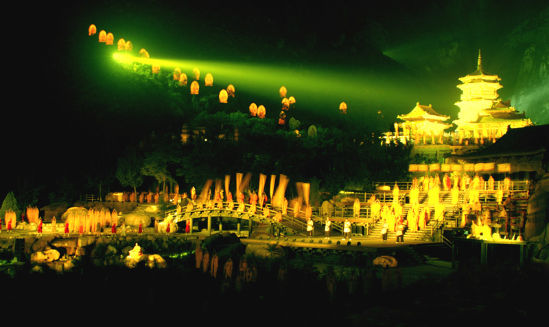 古寺逢春