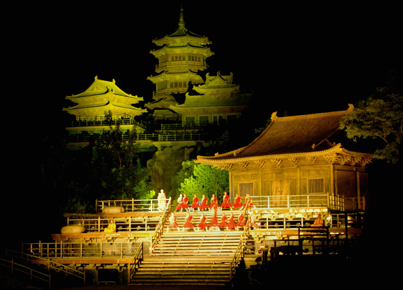 古寺逢春