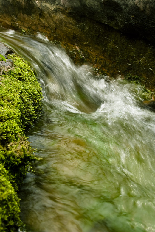 山间听水声