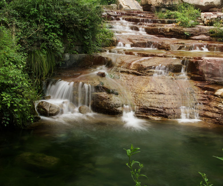 山间听水声