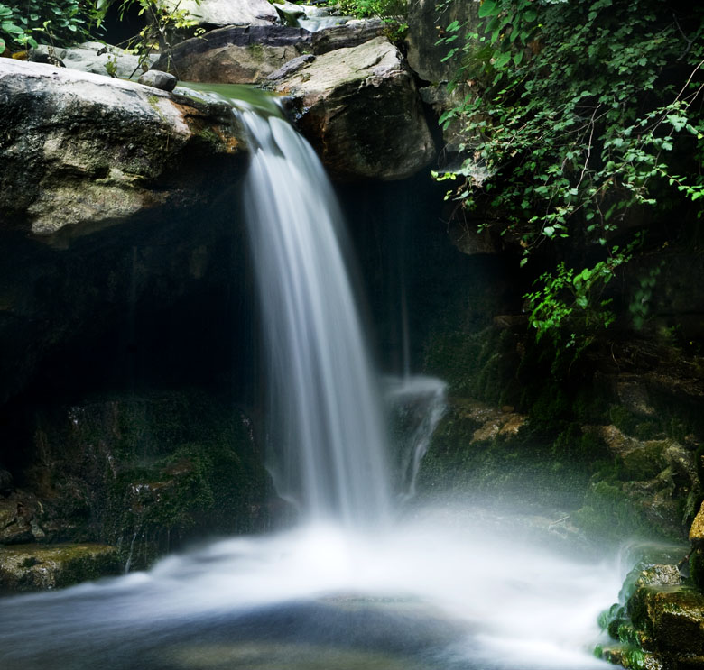 山间听水声