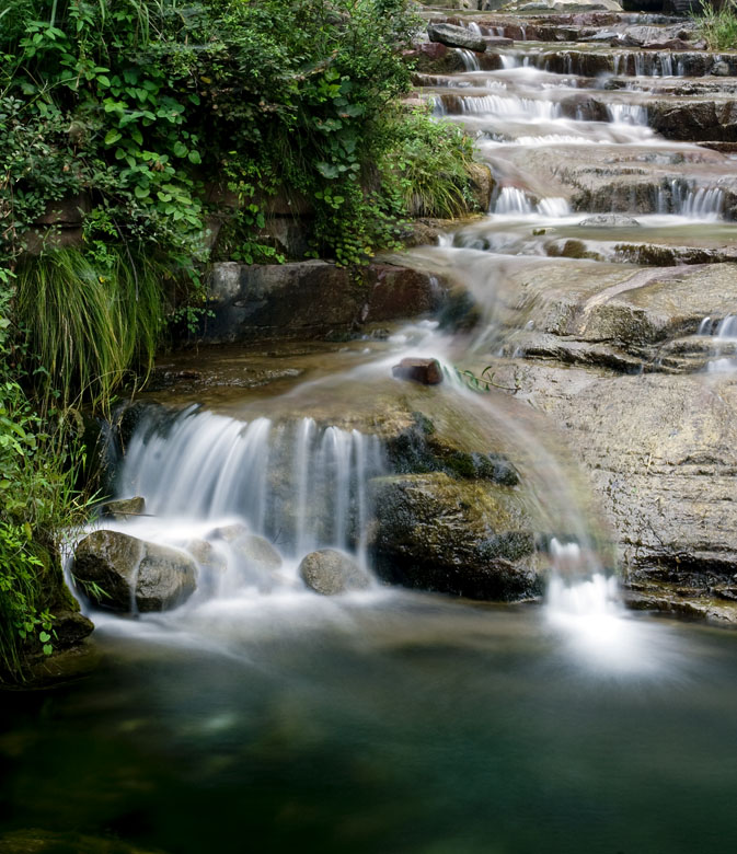 山间听水声