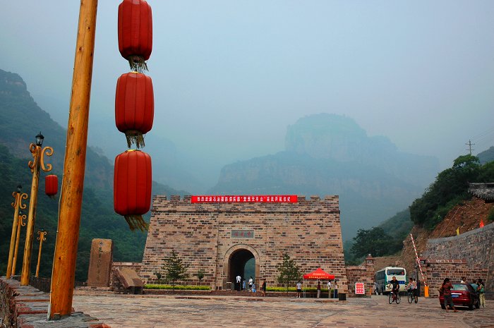山门与房屋