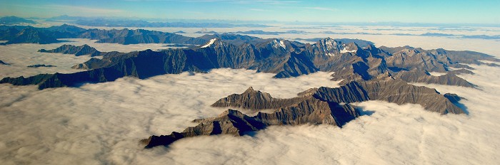 空中俯视高原群山