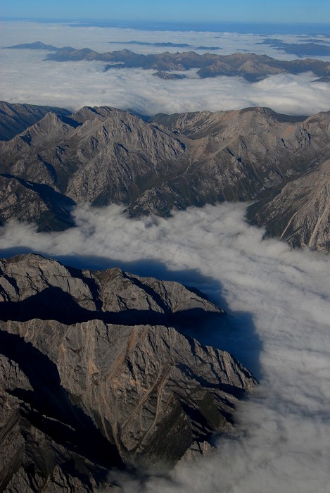 空中俯视高原群山