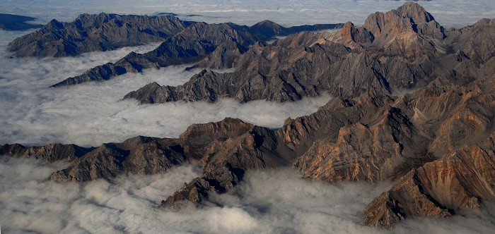 空中俯视高原群山