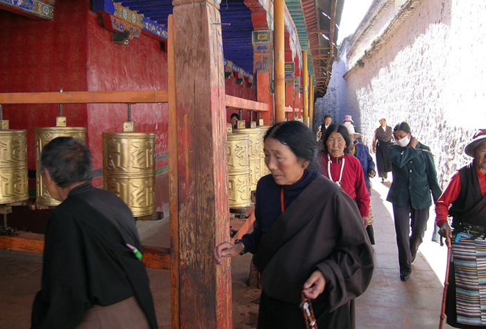 藏民形像第二组之藏妇在罗布林卡.JPG