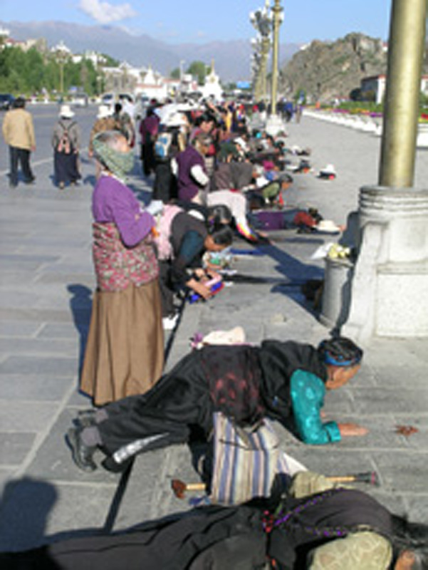 藏民形像第二组之藏妇在罗布林卡.JPG