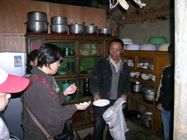 走进藏民家（车到林芝朗木林村）.JPG