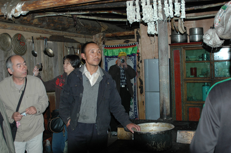 走进藏民家（车到林芝朗木林村）.JPG