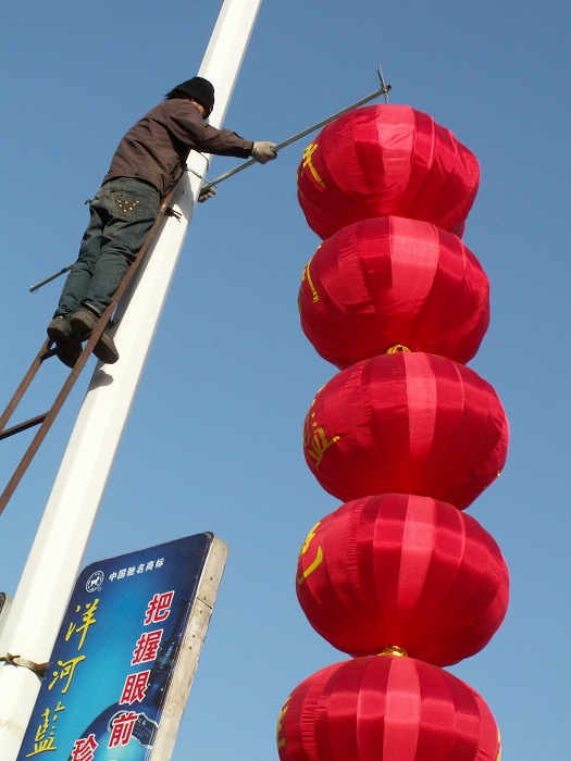 过大年,挂灯笼