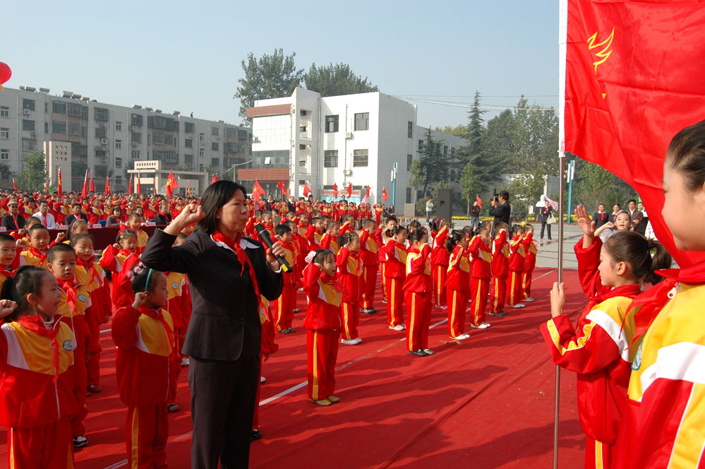 红领巾为国旗增辉