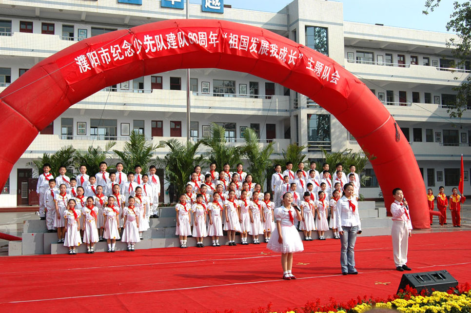 红领巾为国旗增辉