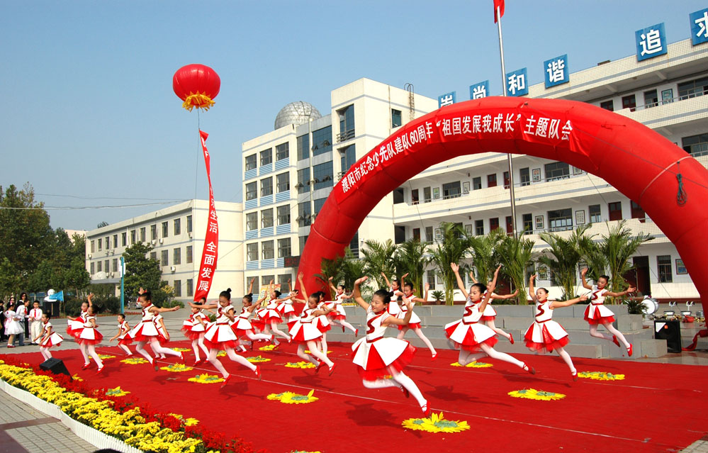 红领巾为国旗增辉