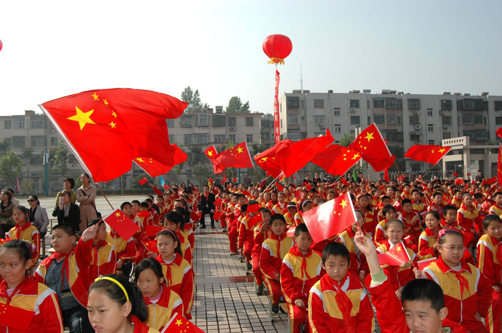 红领巾为国旗增辉