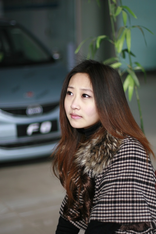 比亚迪展厅拍人像