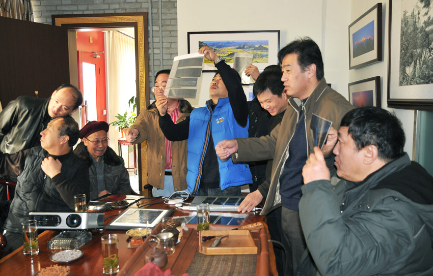 石油人摄影俱乐部1220看片会在一壶知至茶楼举行