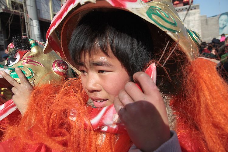 民族记忆的传承人    浚县社火表演中的孩子