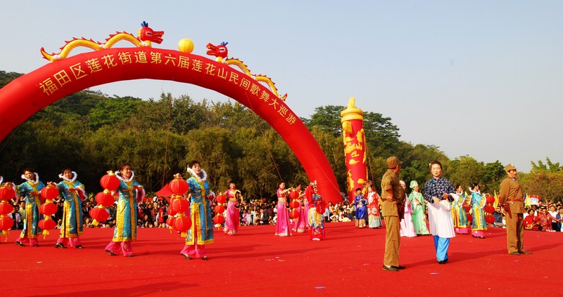 在深圳莲花山公园看民间歌舞巡游