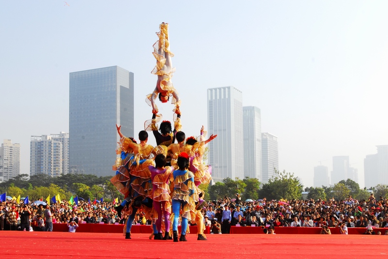 在深圳莲花山公园看民间歌舞巡游