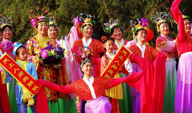 在深圳莲花山公园看民间歌舞巡游
