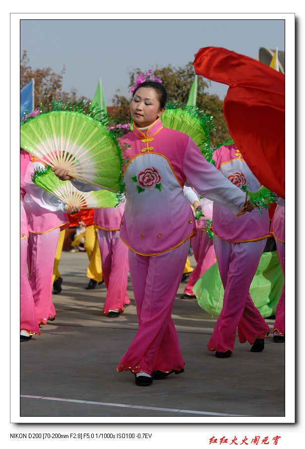 男女老少齐上阵  红红火火闹元宵
