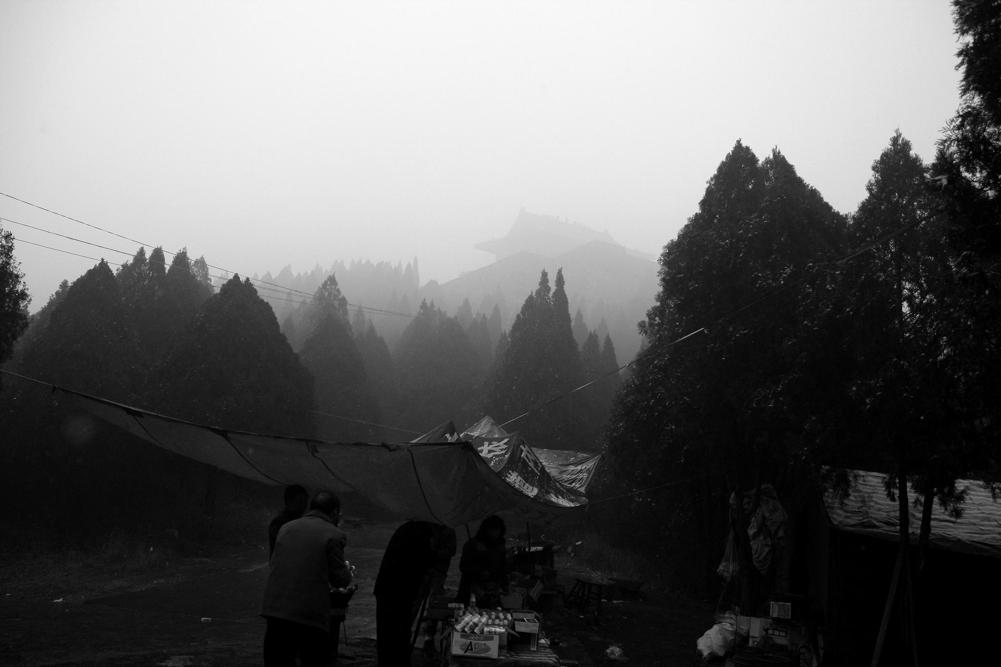 雪雾龙风山