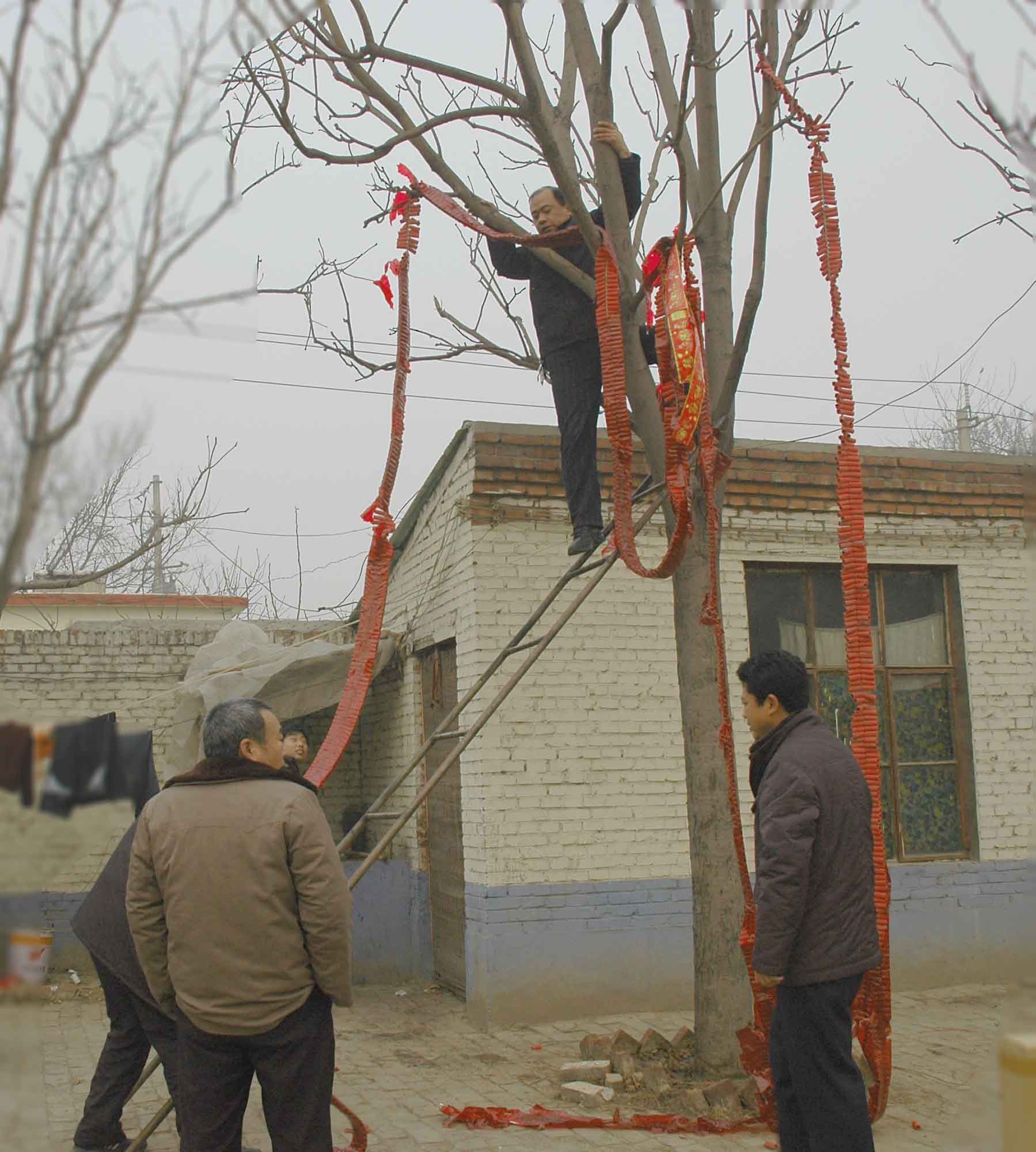公司今天开工了给当地的风俗一样放炮开工i