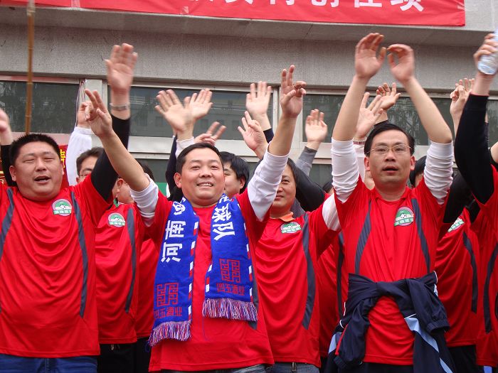 中超郑州开赛,濮阳球迷助威