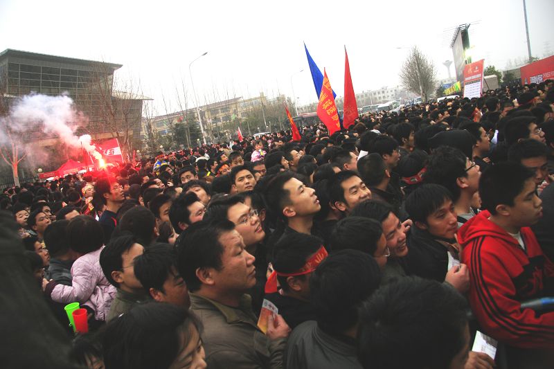 中超郑州开赛,濮阳球迷助威