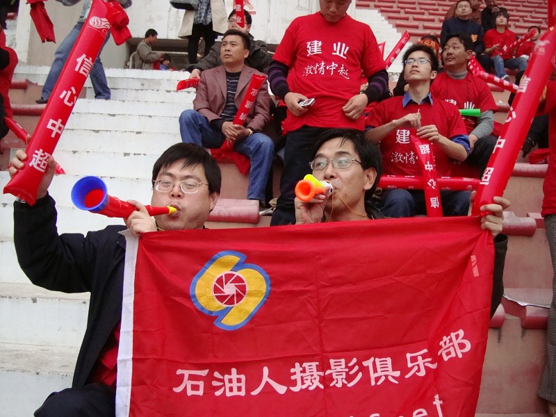 中超郑州开赛,濮阳球迷助威