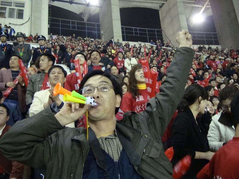 中超郑州开赛,濮阳球迷助威