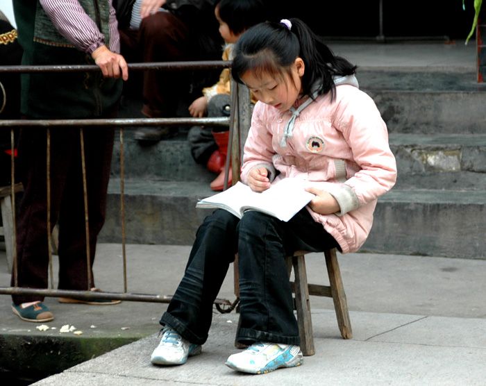 爱读书的小姑娘