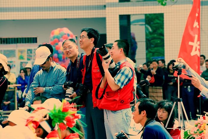 油田一小30周年庆典小片两张