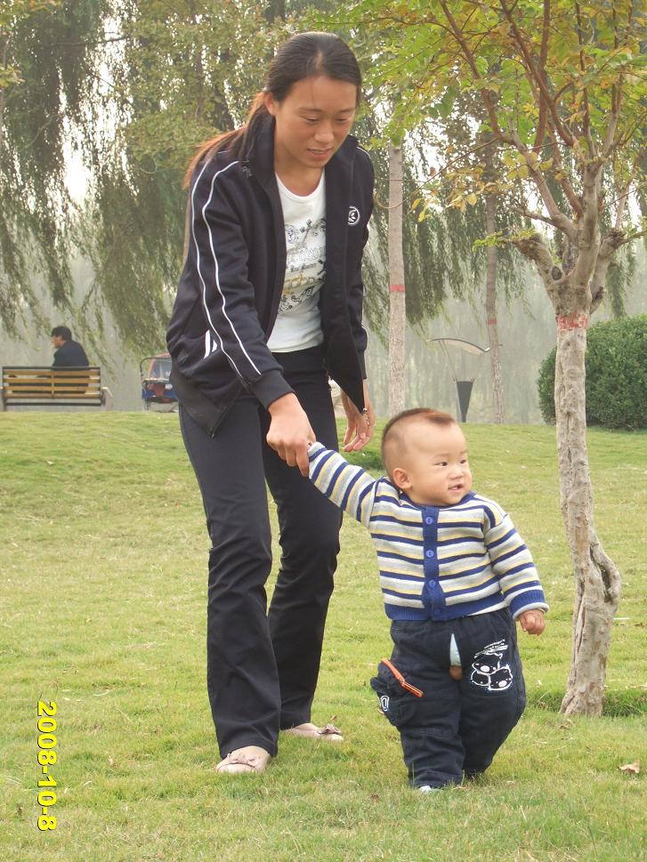 公园温馨母子