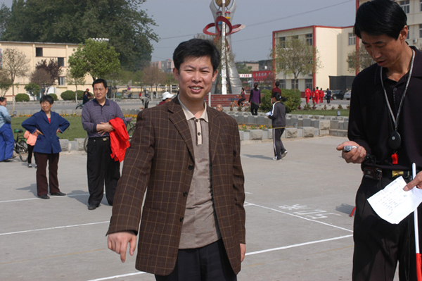 迎五一趣味运动会在第五社区举办