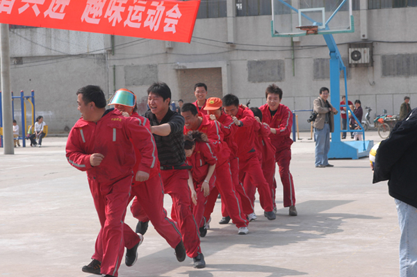 迎五一趣味运动会在第五社区举办