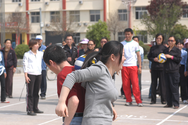 迎五一趣味运动会在第五社区举办