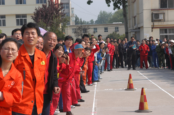 迎五一趣味运动会在第五社区举办