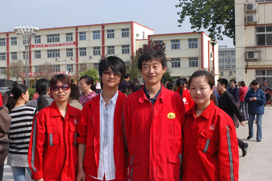 迎五一趣味运动会在第五社区举办