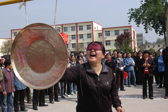 迎五一趣味运动会在第五社区举办