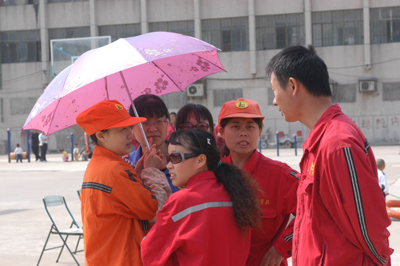 迎五一趣味运动会在第五社区举办