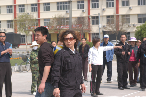 迎五一趣味运动会在第五社区举办