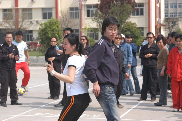 迎五一趣味运动会在第五社区举办