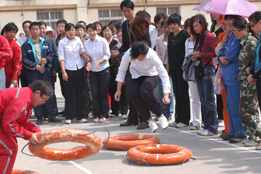 迎五一趣味运动会在第五社区举办