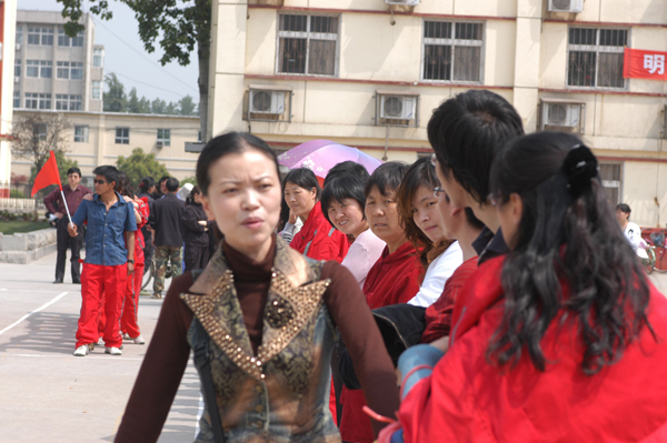 迎五一趣味运动会在第五社区举办