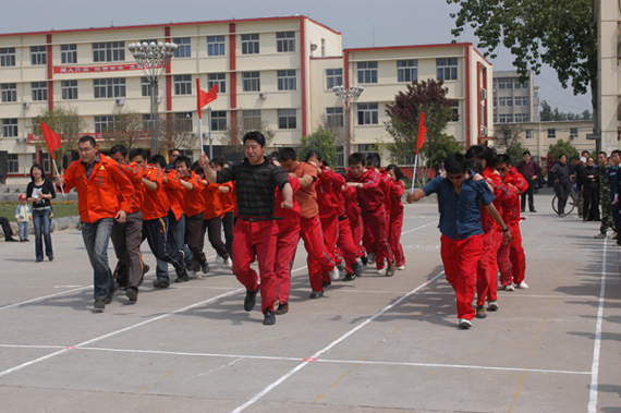 迎五一趣味运动会在第五社区举办